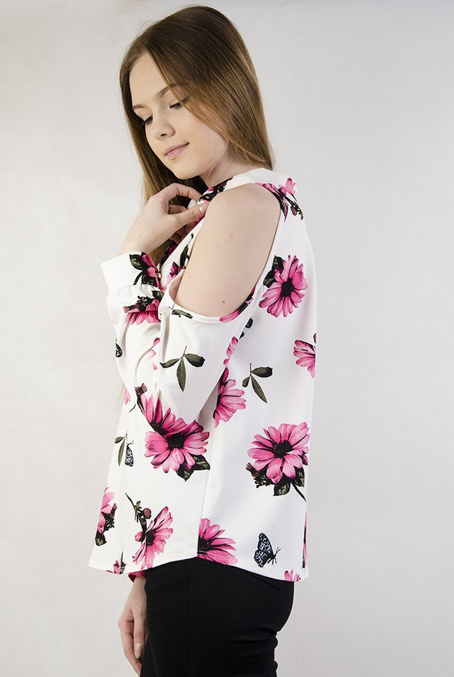 Biała bluzka w kwiaty z odkrytymi ramionami 