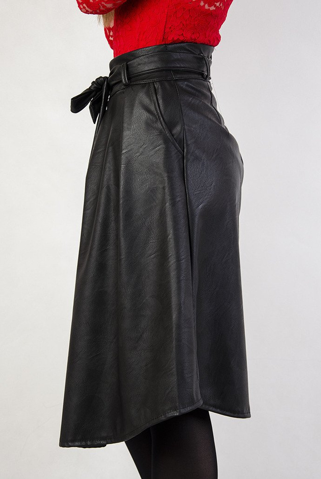 Czarna rozkloszowana skórkowa spódnica za kolano