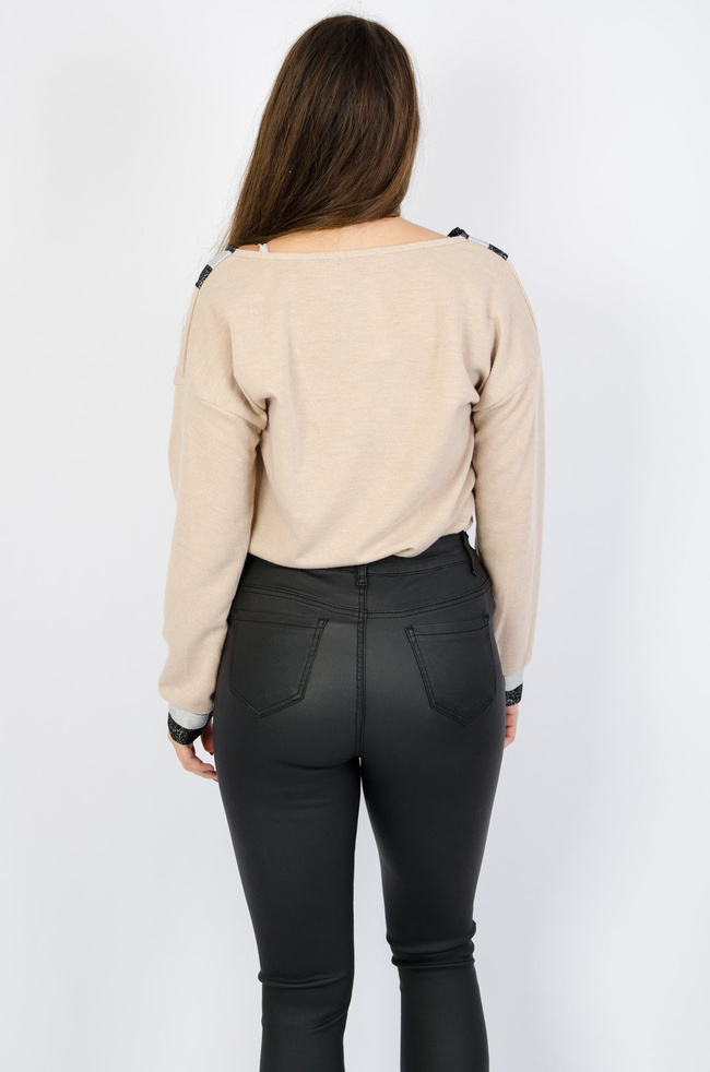 Beżowa bluzka z brokatowymi wstawkami w dekolcie i rękawach