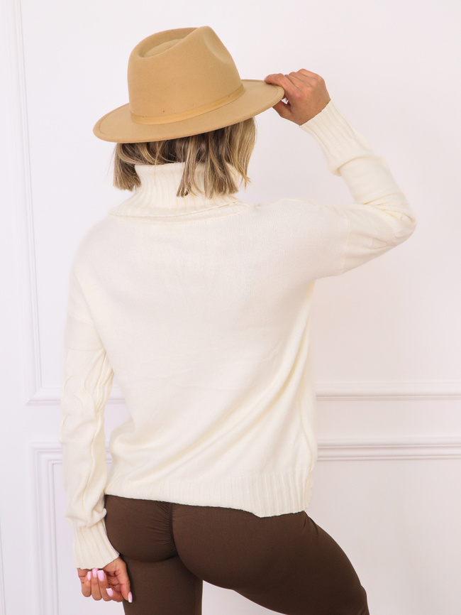 SWETER OZDOBNIE PLECIONY Z GOLFEM- ECRU