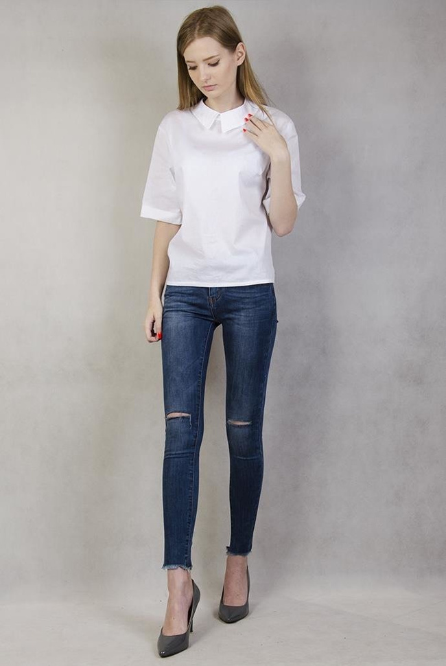 Biała koszula z wiązaniem na dole i guzikami z tyłu