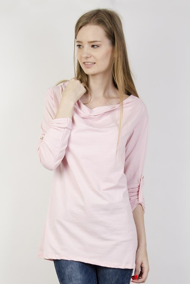 Różowa bluzka z dekoltem i podwiniętymi rękawami