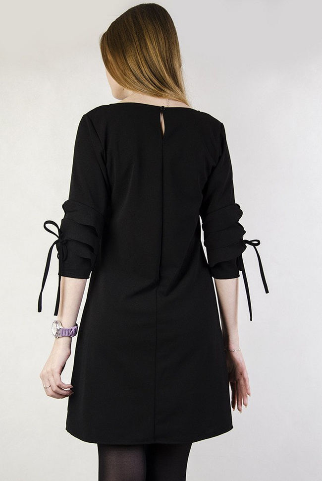 Czarna sukienka z falbanami przy rękawach