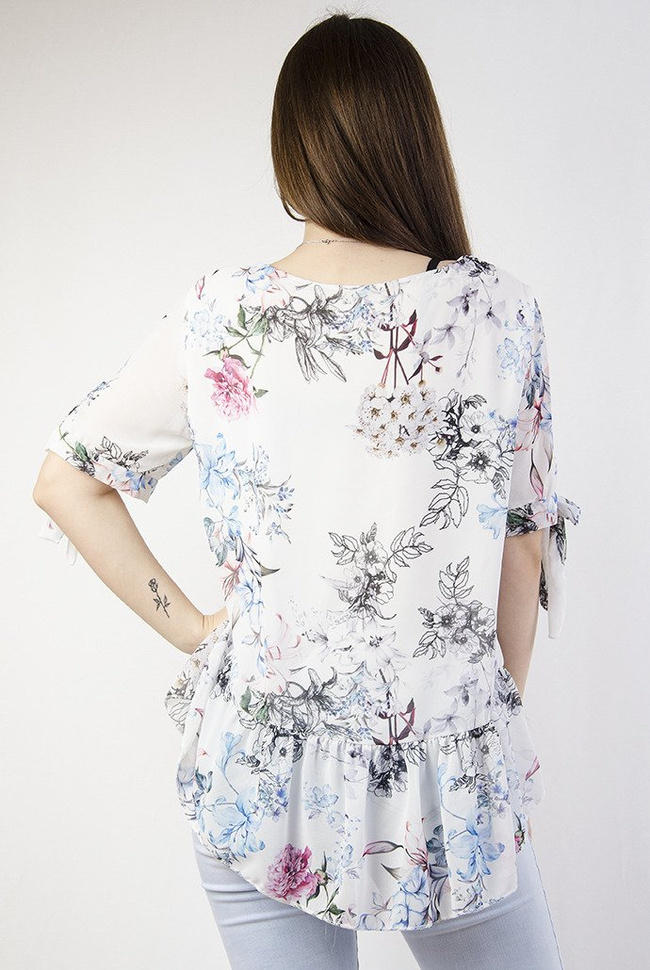 Biała zwiewna bluzka w kwiaty