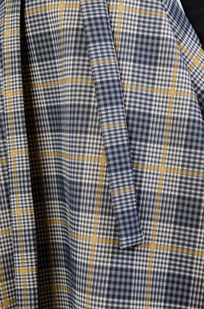 Spódnica midi w granatową kratę z wiązaniem w pasie