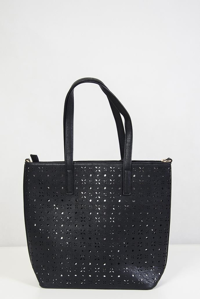 Czarna torebka ażurowa, z zawieszką