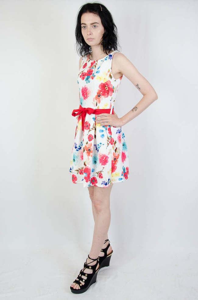 BIAŁA SUKIENKA W KOLOROWE KWIATY Z PASKIEM W TALII