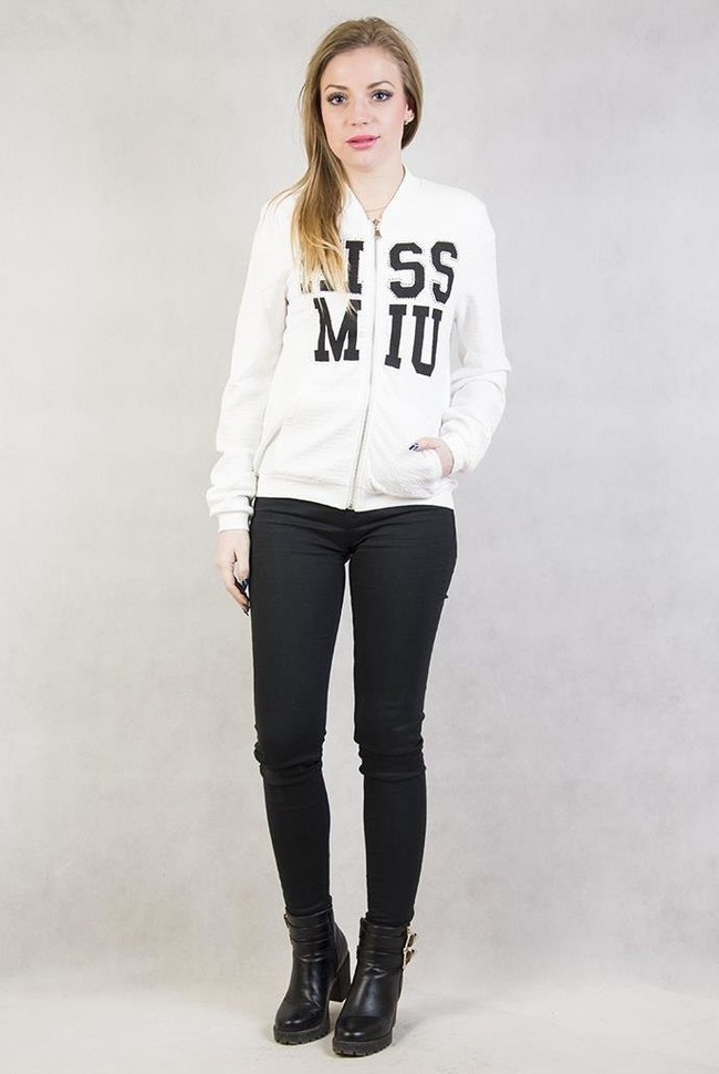 Biała bluza z napisem "Kiss MIU"