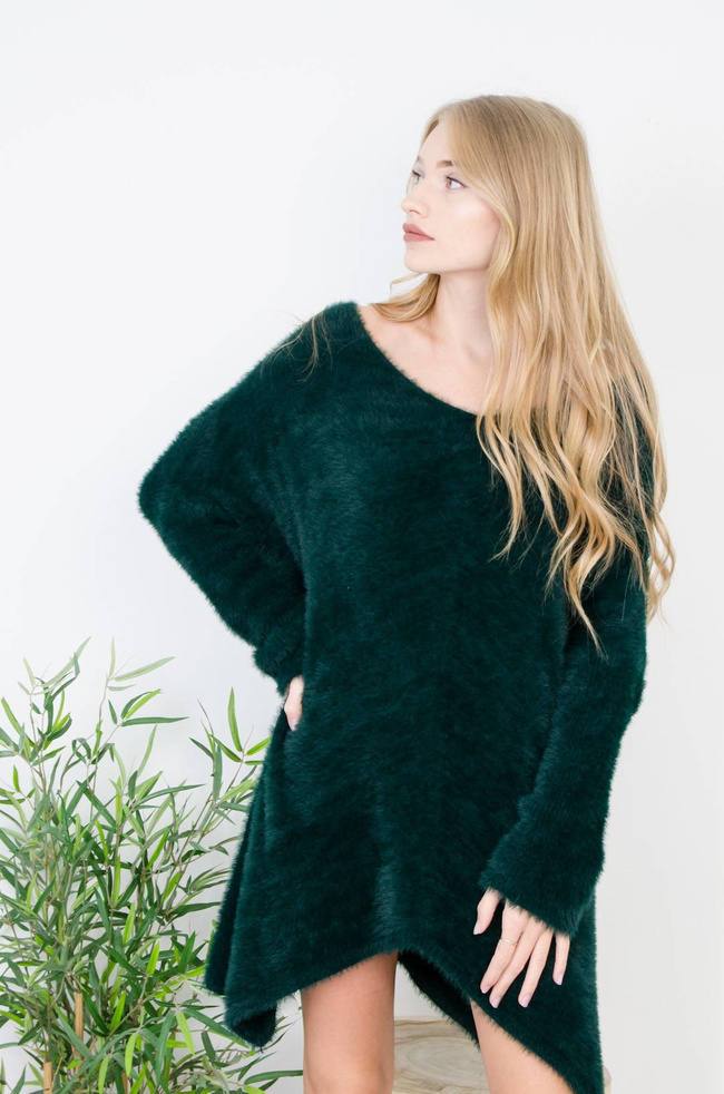 ZIELONY WŁOCHATY SWETER Z DŁUGIMI BOKAMI