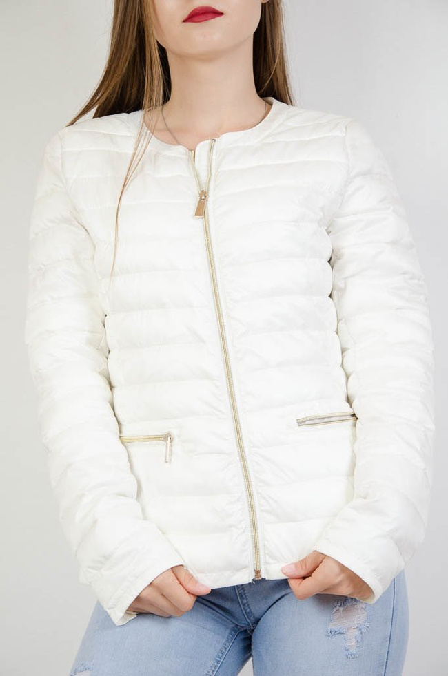 Biała kurtka pikowana z zamkami przy kieszeniach