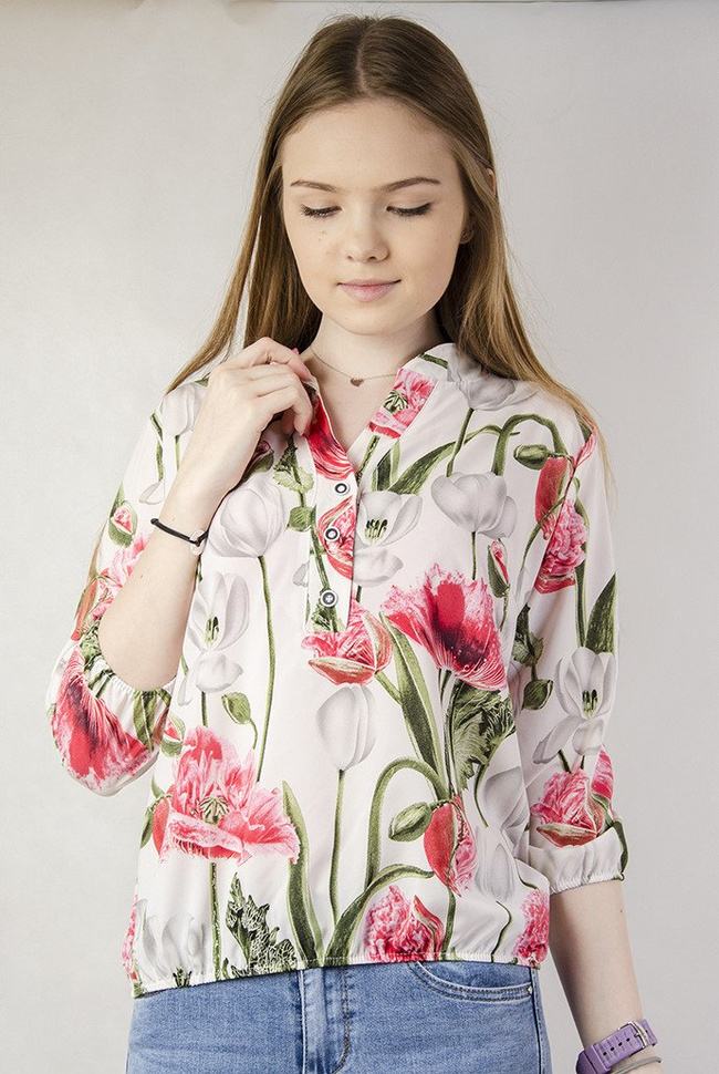 Biała bluzka z w czerwone kwiaty