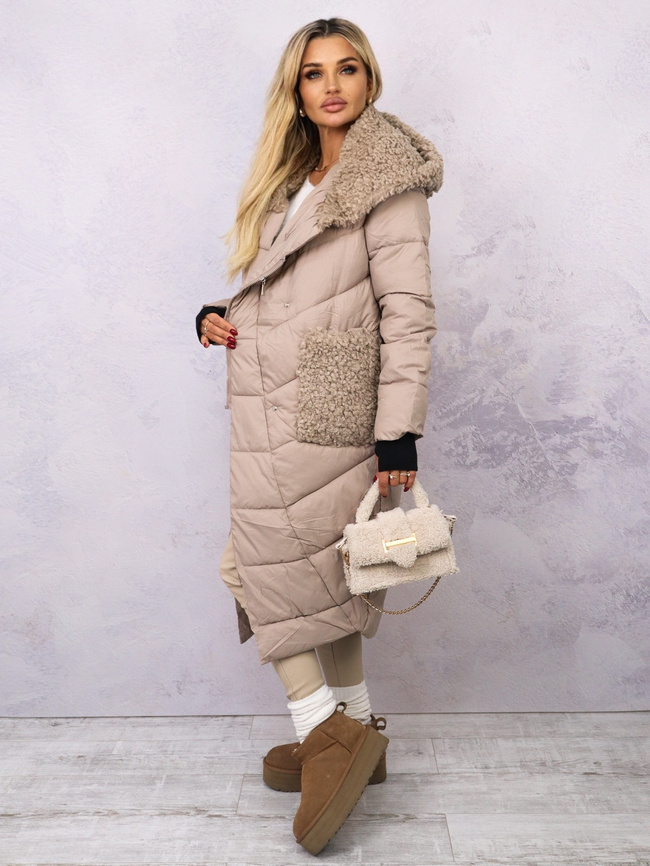 DŁUGA KURTKA Z FUTRZANYM KAPTUREM I KIESZENIAMI- BEŻOWA