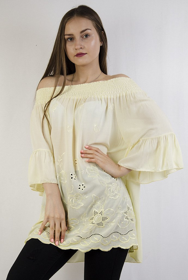 Żółta bluzka z szerokim ściągaczem w dekolcie