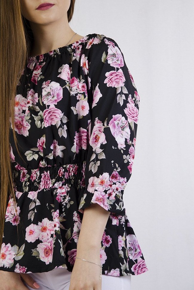 Czarna bluzka w kwiaty ze ściągaczem w pasie