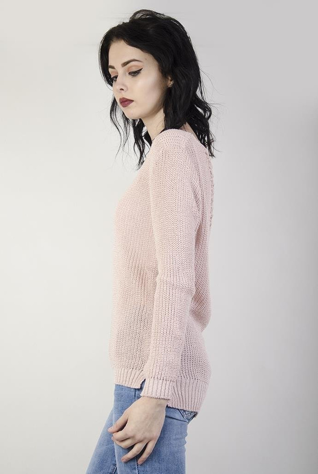 Jasnoróżowy sweterek z wycięciami z tyłu