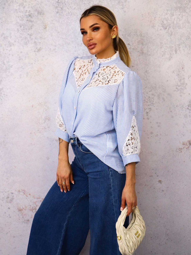 KOSZULA W PASKI Z OZDOBNĄ KORONKĄ- NIEBIESKA