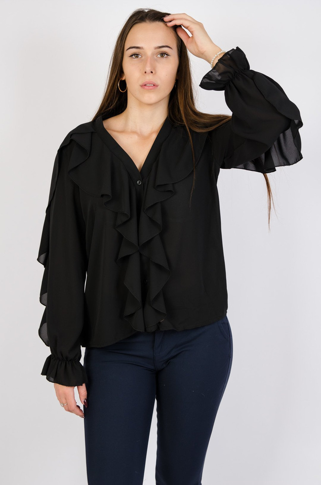 Czarna bluzka z żabotem oraz falbaną na rękawach