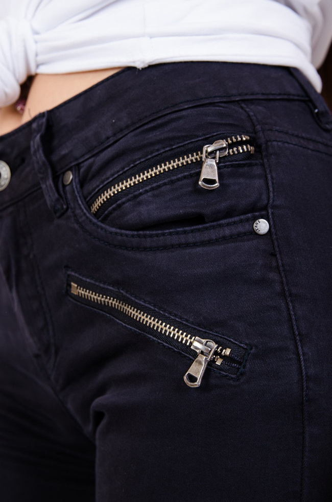 Granatowe spodnie rurki z zamkami