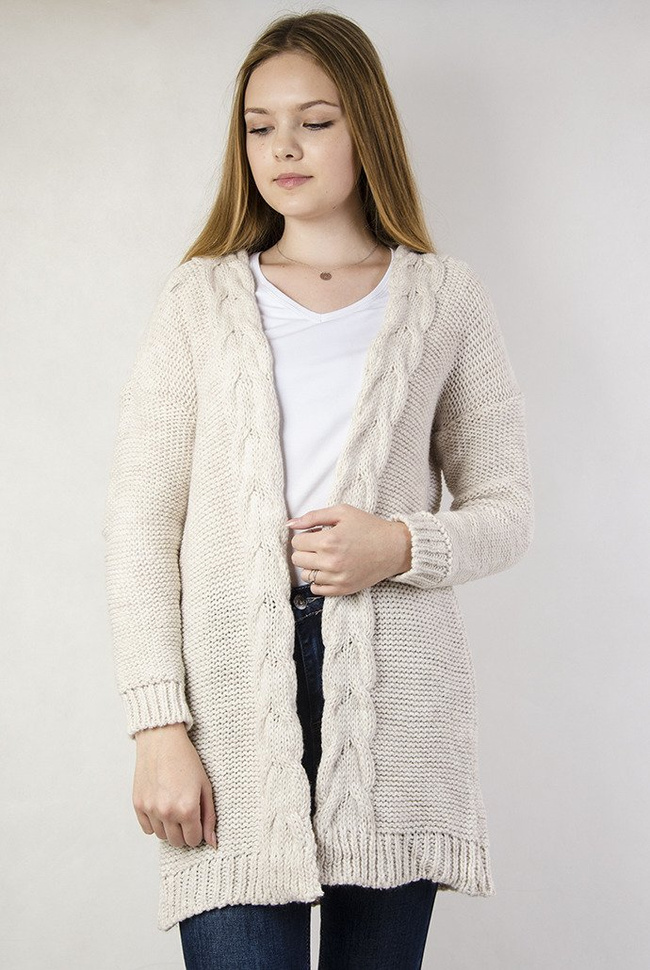 Beżowa narzuta sweterkowa, z plecionym warkoczem