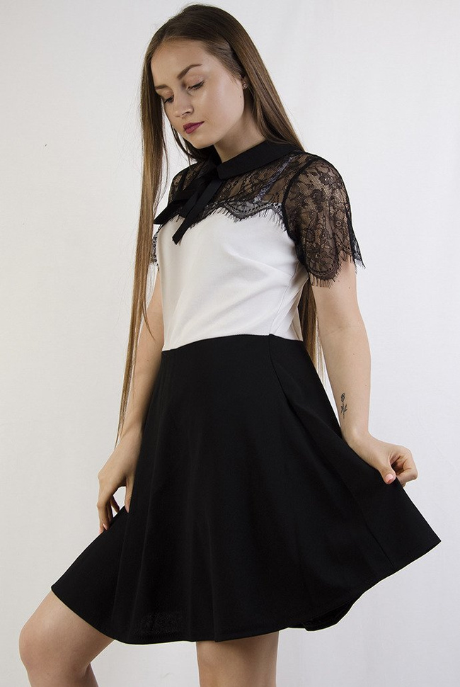 Biało czarna rozkloszowana sukienka z kołnierzem 