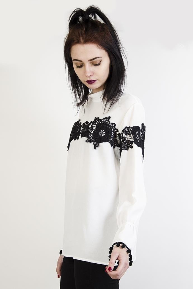 Biała bluzka z czarnym, ażurowym zdobieniem