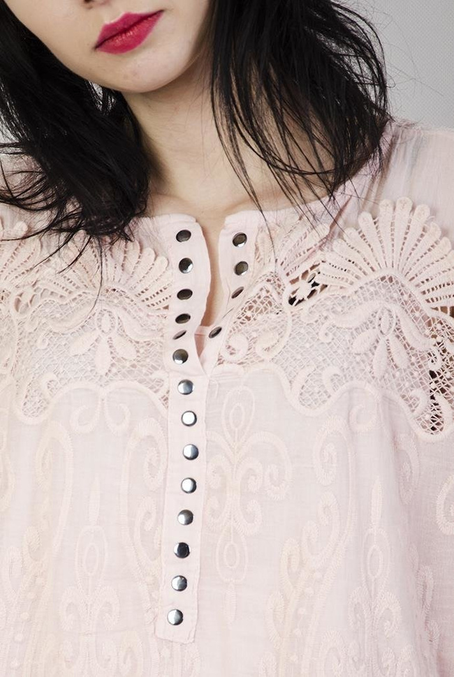 Jasnoróżowa bluzka koszulowa z ażurowym zdobieniem przy dekolcie