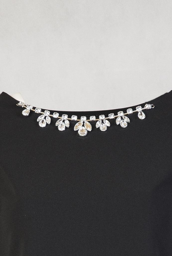 Czarna bluzka z łańcuszkiem