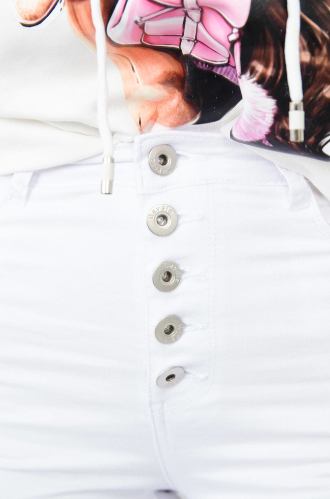 BIAŁE PRZYLEGAJĄCE SPODNIE Z GUZIKAMI - WYSOKI STAN