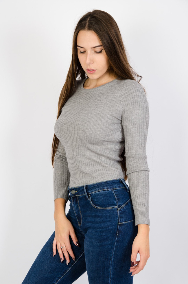 Szary dopasowany sweter z prążkowanej dzianiny