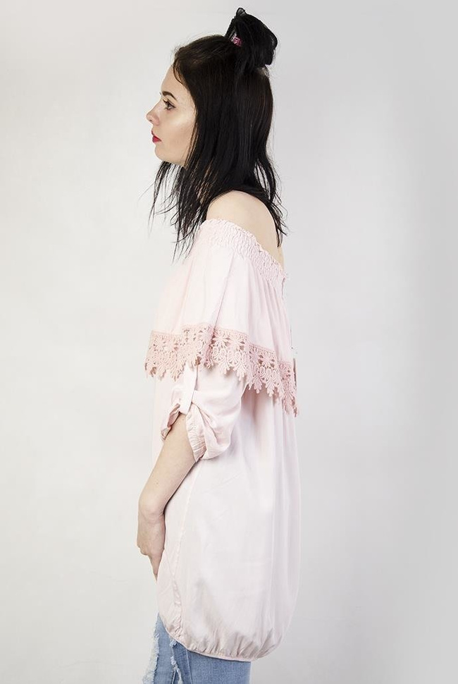 Jasnoróżowa przedłużana bluzka z falbaną przy dekolcie