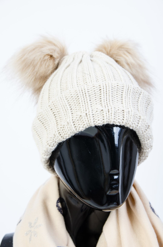 BEŻOWA ZIMOWA CZAPKA Z DWOMA POMPONAMI