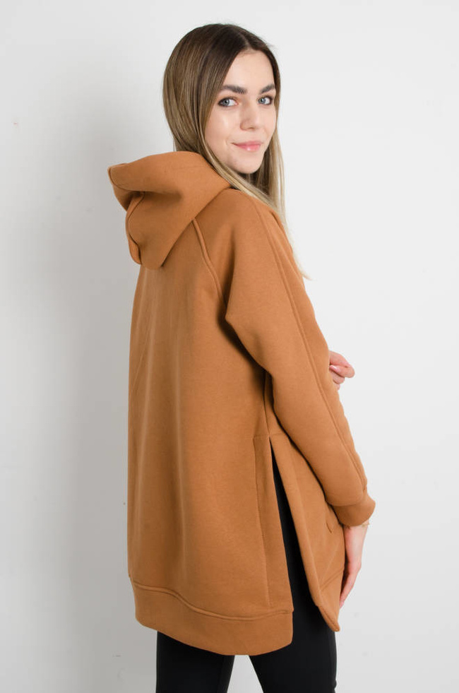 BLUZA OVERSIZE Z ROZCIĘCIAMI PO BOKACH I OZDOBNĄ NASZYWKĄ- JASNY BRĄZ