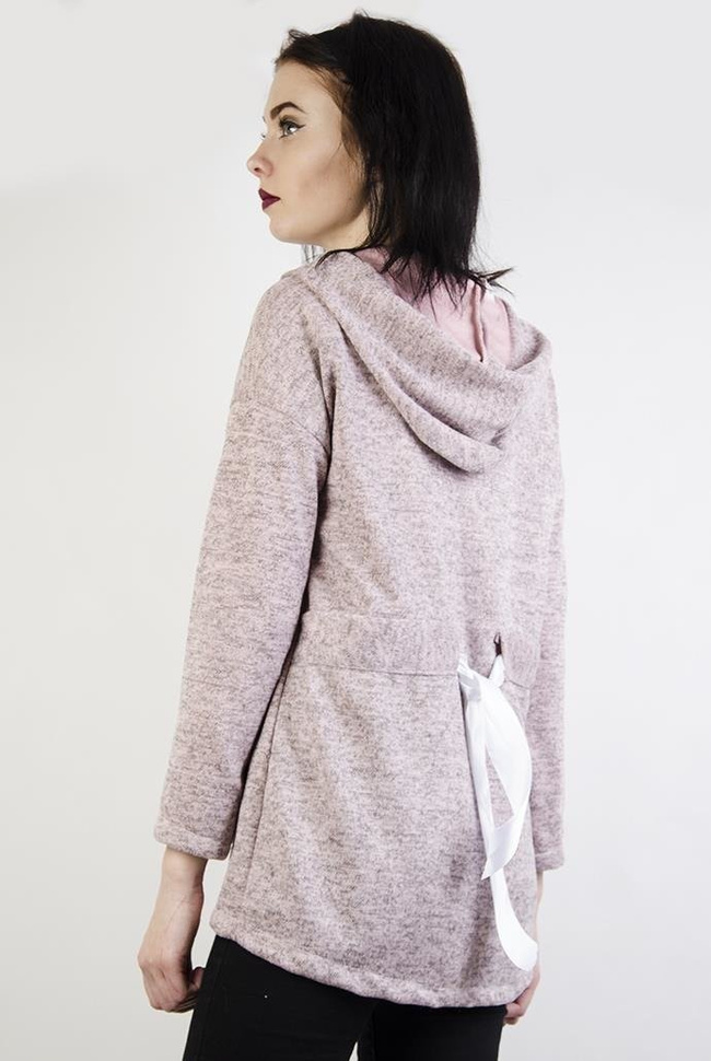 Różowa bluzka zapinana na guziki, z wiązaniem z tyłu