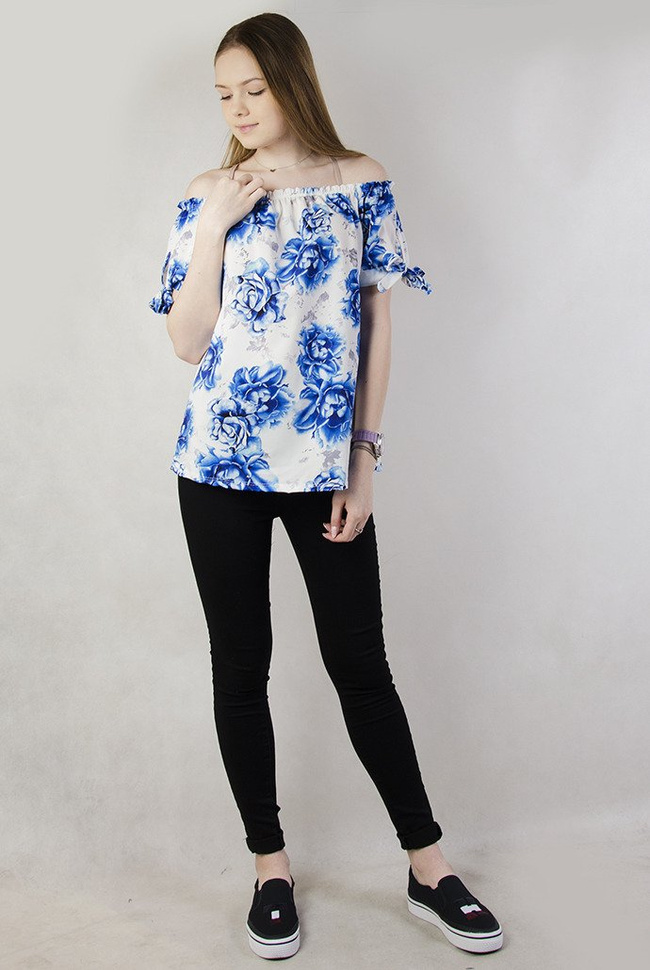 Biała bluzka hiszpanka w niebieskie kwiaty