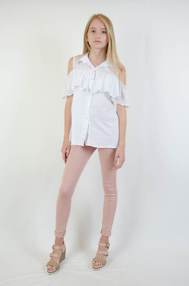 Biała bluzka z kołnierzykiem oraz odkrytymi ramionami