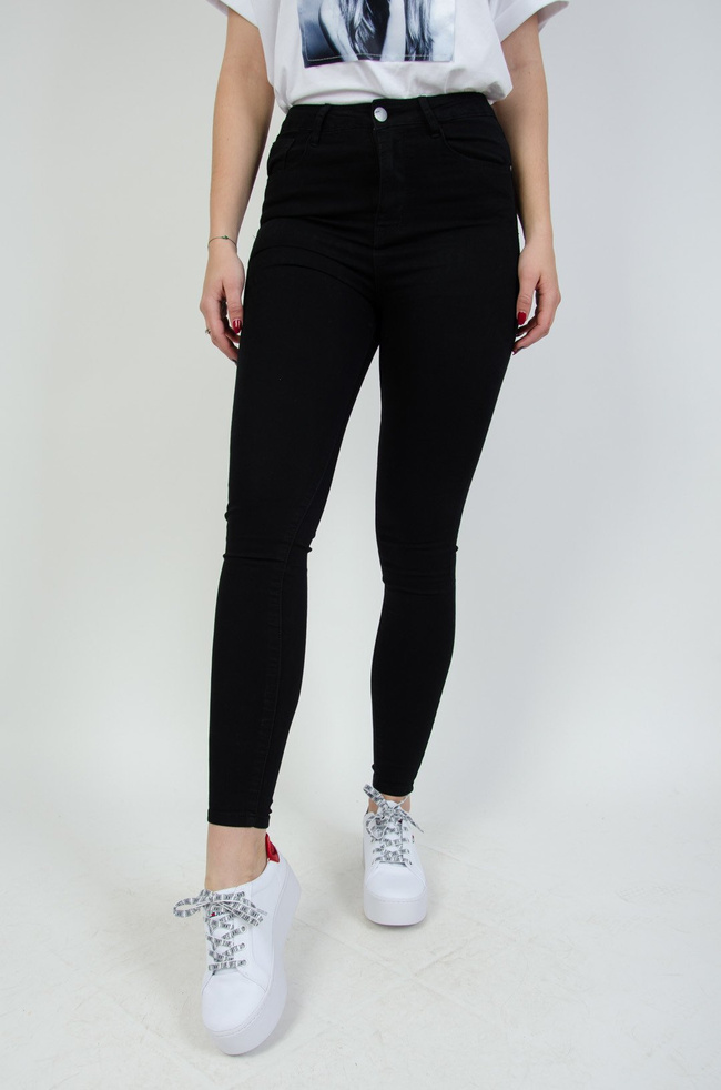 Klasyczne czarne spodnie rurki z wysokim stanem