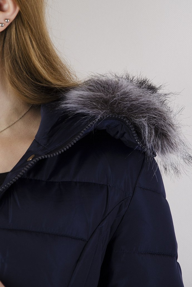 Krótka pikowana granatowa kurtka z futerkiem przy kapturze