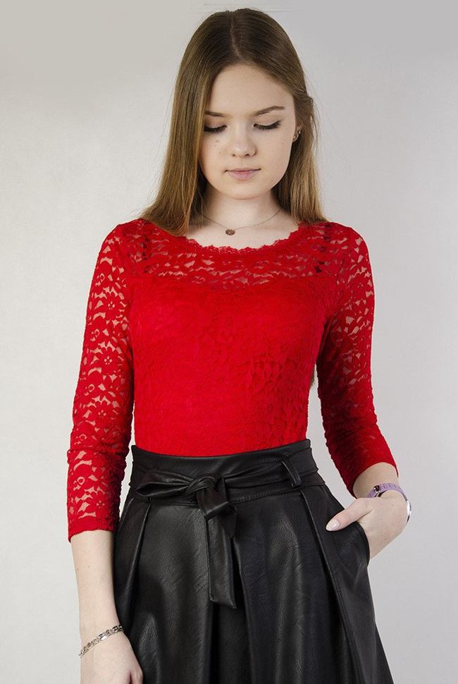 Czerwone koronkowe body z wycięciem na plecach