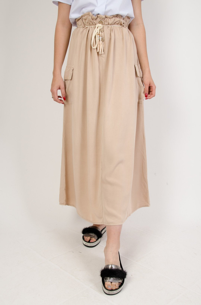 Długa brązowa spódnica z czterema guzikami i kieszonkami po bokach