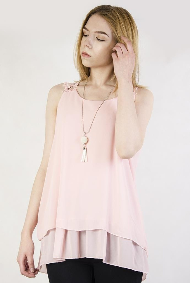 Jasnoróżowa bluzka z ażurowym zdobieniem z tyłu