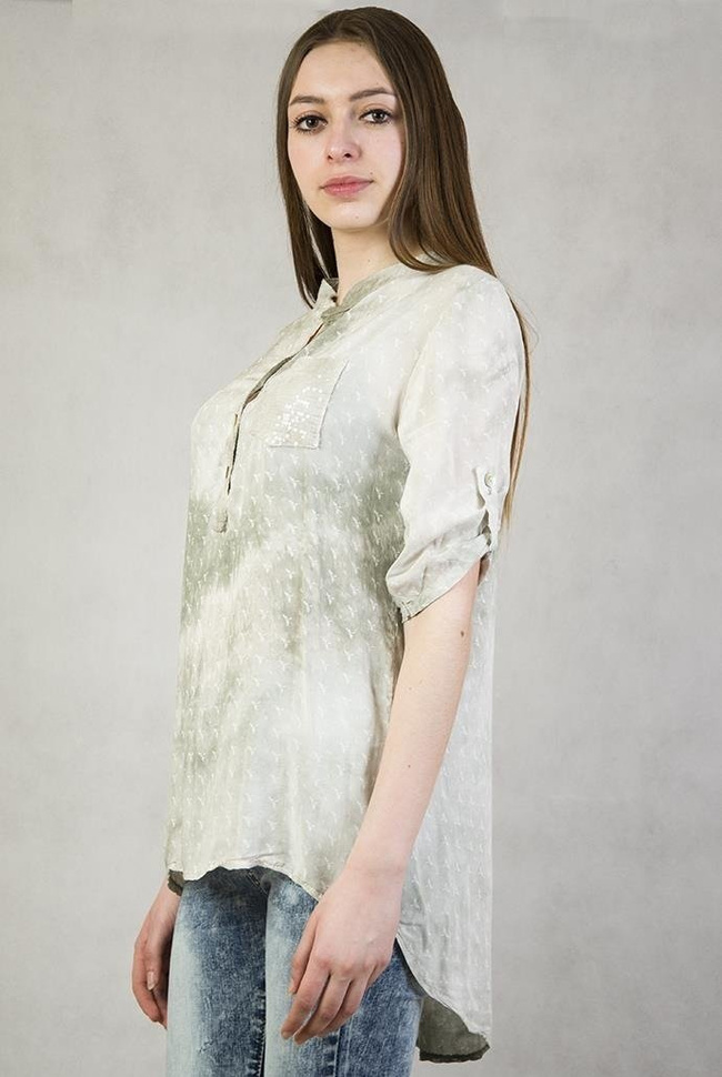 Zielona bluzka z przedłużanym tyłem i kieszonką.