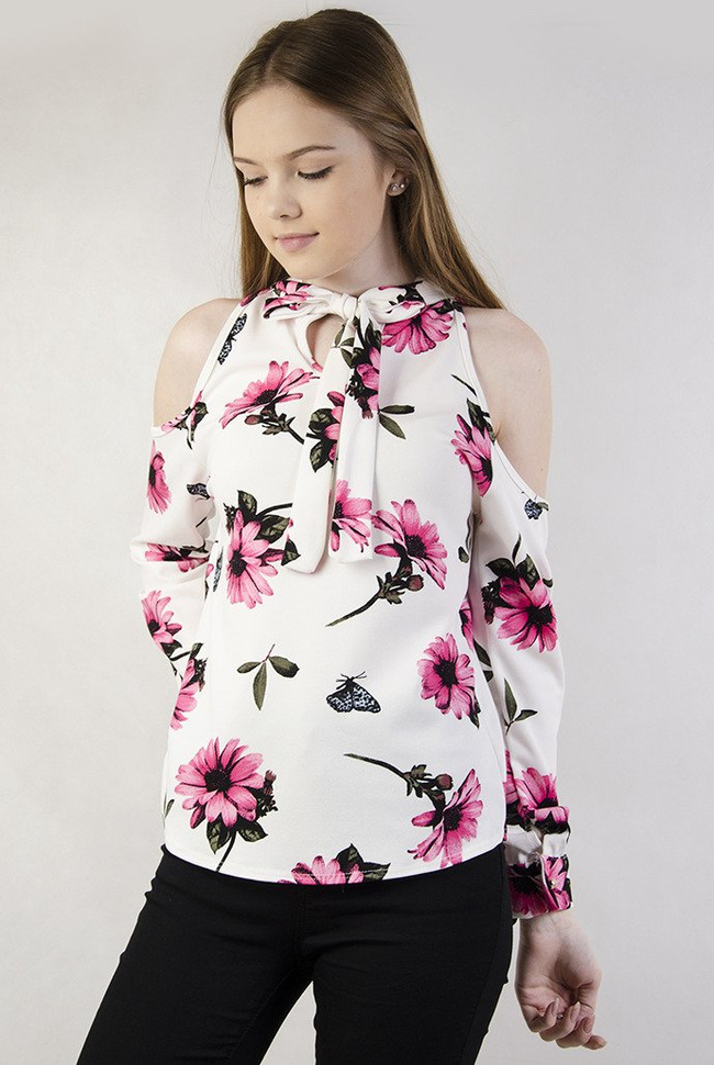 Biała bluzka w kwiaty z odkrytymi ramionami