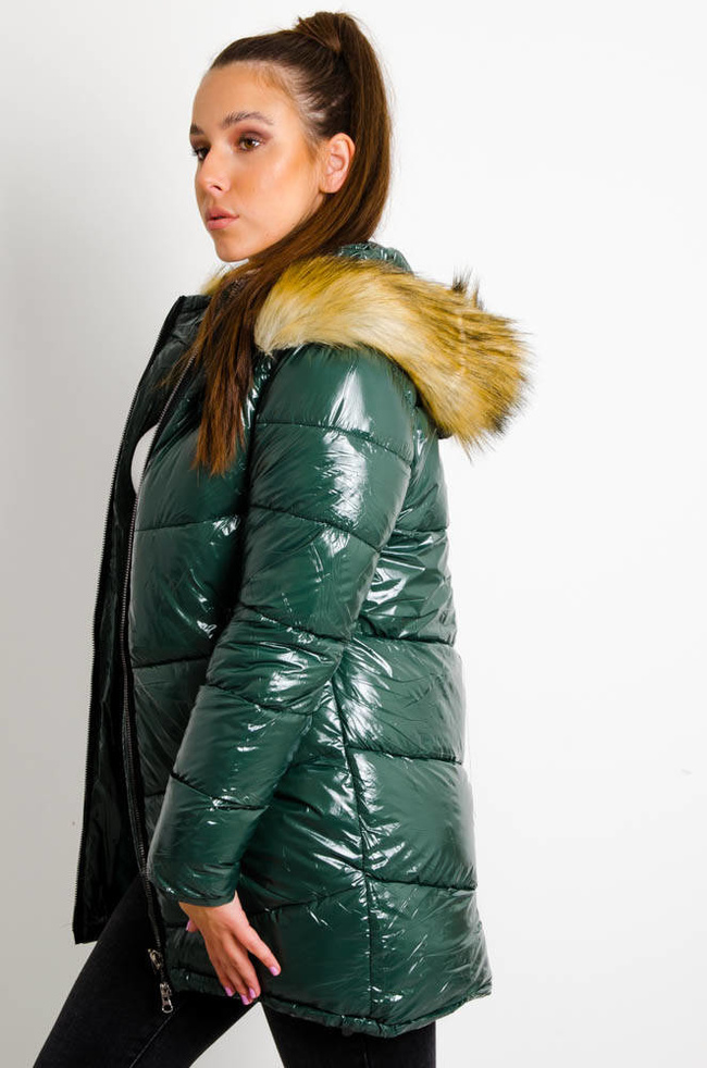 DŁUGA POŁYSKUJĄCA KURTKA PIKOWANA Z FUTERKIEM