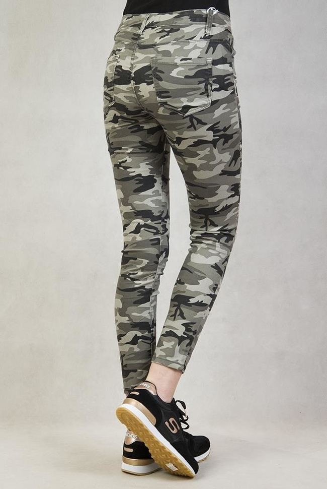 Spodnie moro z przetarciami