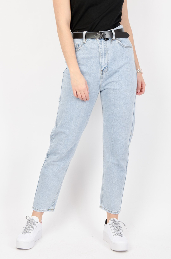 Jasne spodnie typu MOM FIT z wysokim stanem