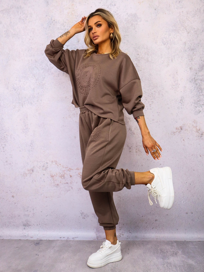 KOMPLET DRESOWY BLUZA Z WYTŁOCZONYM NADRUKIEM+ SPODNIE- BRĄZOWY