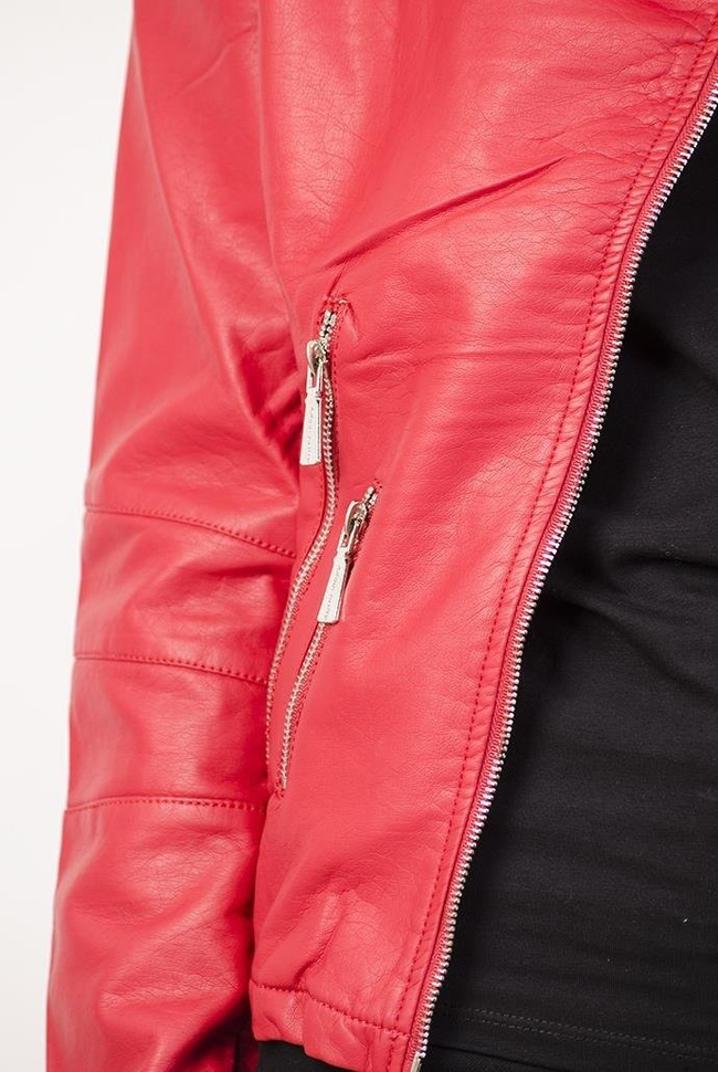 Czerwona kurtka ramoneska