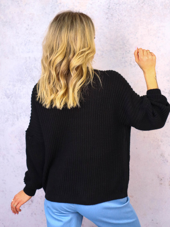 KRÓTKI KARDIGAN Z PRZYPINANYMI KWIATAMI- CZARNY