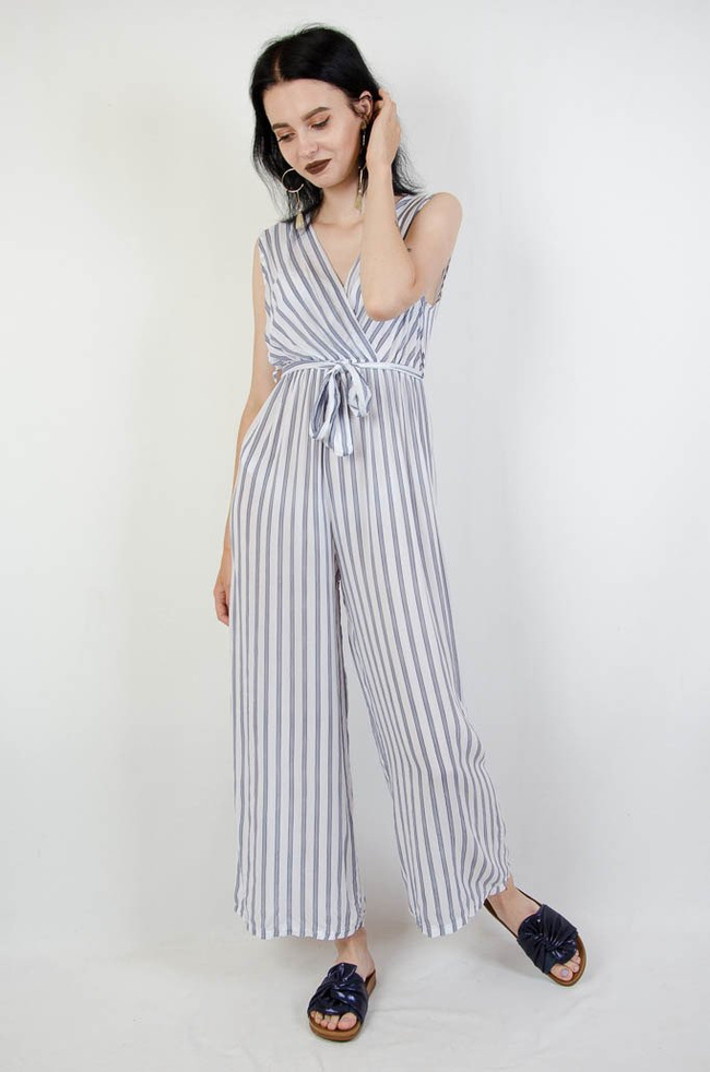 KOMBINEZON W BIAŁO GRANATOWE PASY Z ROZRZEDZANYMI NOGAWKAMI