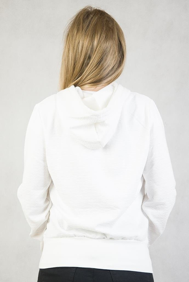 Biała bluza z napisem "Fated to be loved"